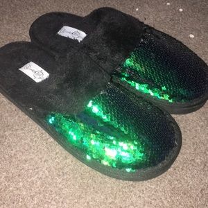 Sequence changing slippers